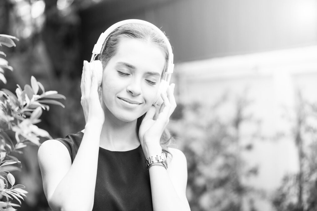 Weibliche Person hört entspannt Musik